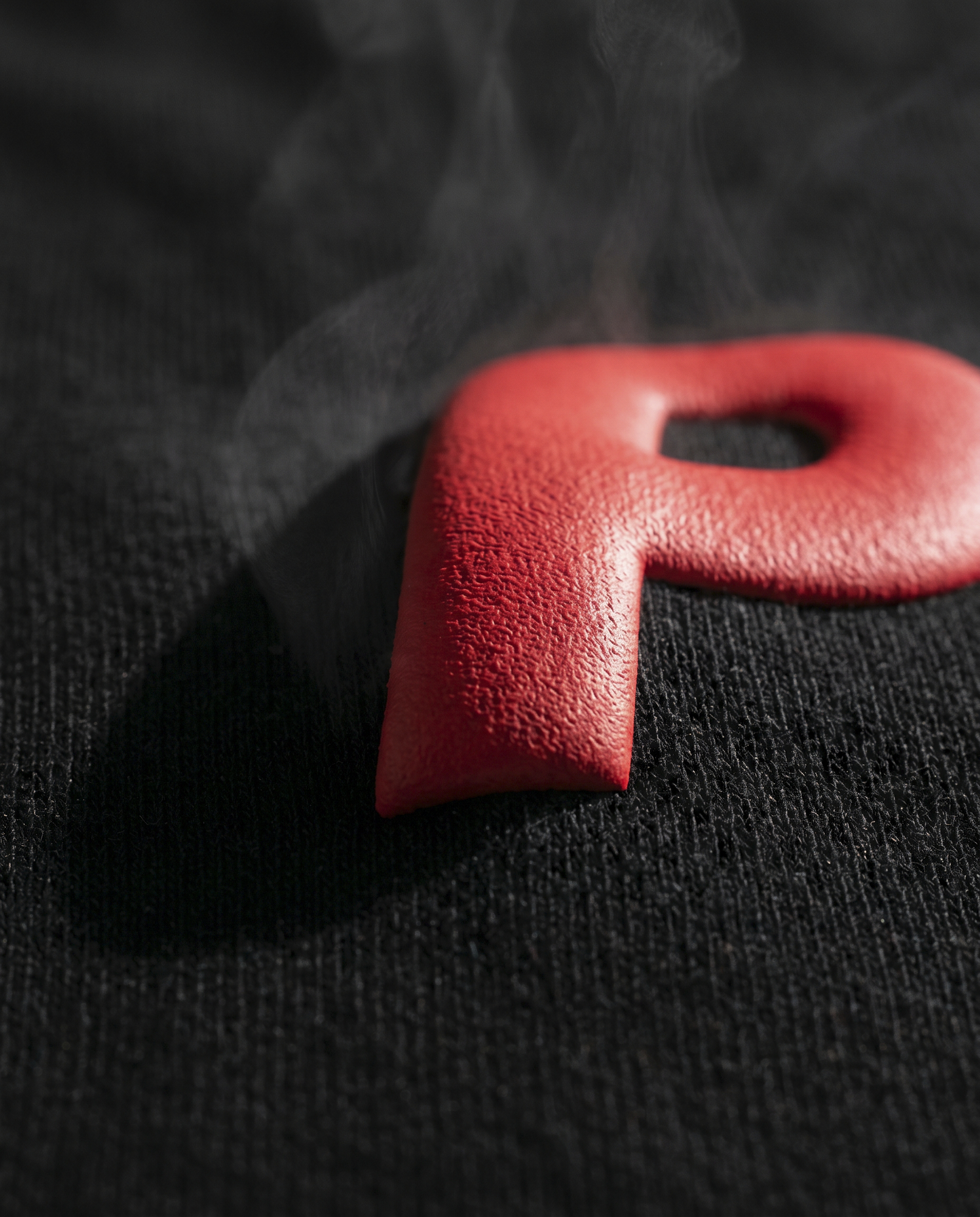 Erhöhter 3D-Puff-Print auf schwarzem Hoodie — Makroaufnahme