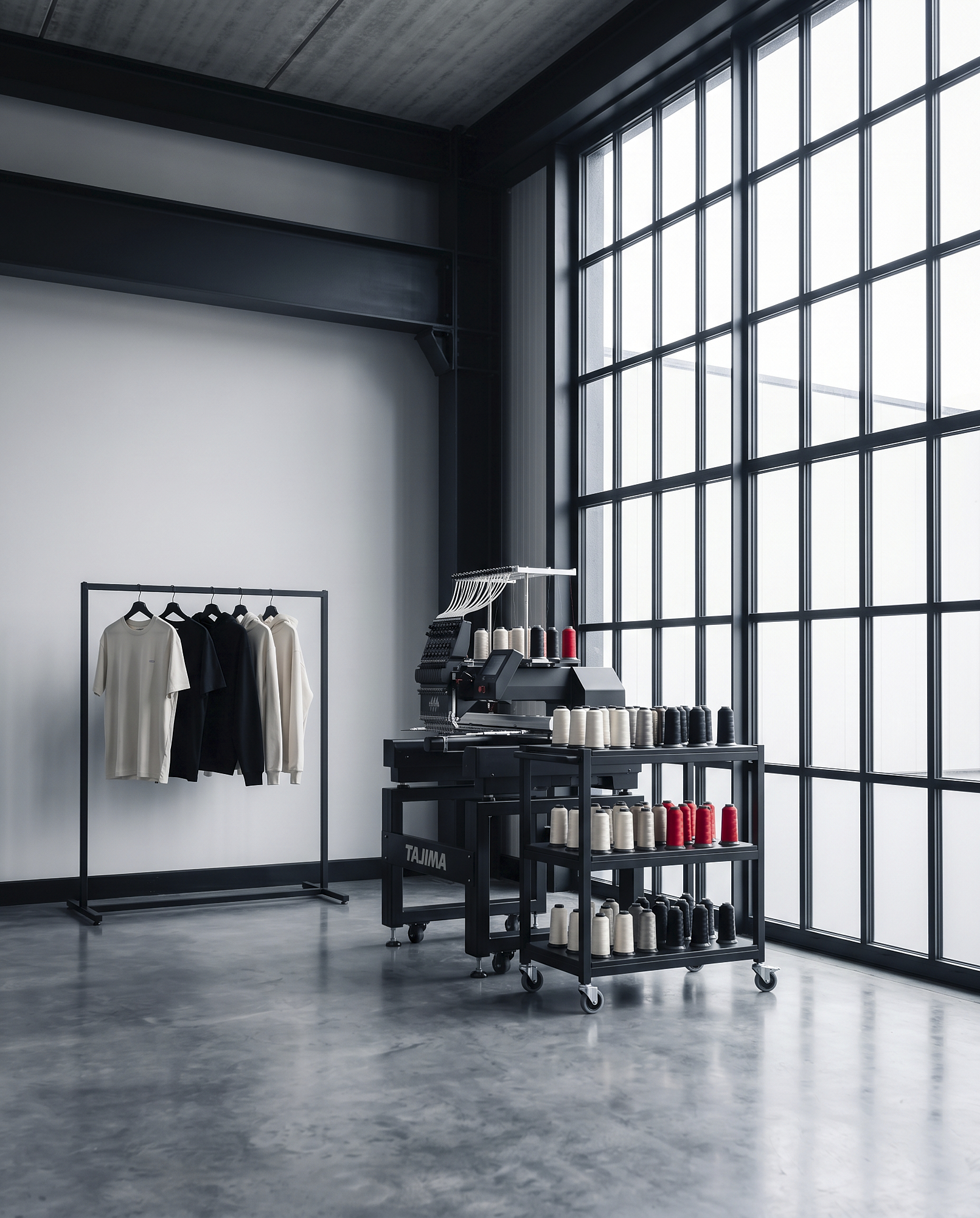 Loft3 Werkstatt in Hürth — Industriebau mit Betondecke und großen Fenstern